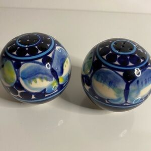 Mexican Pottery Blue Round Salt And Pepper Shakers‎